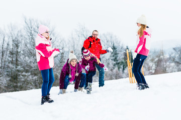 Familie bei Winter Spaziergang im Schnee