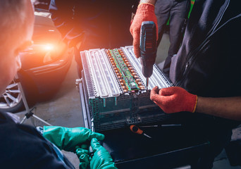Charging the batteries of the elecric motor. Disassembling the battery of an electric vehicle engine