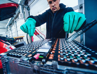 Charging the batteries of the elecric motor. Disassembling the battery of an electric vehicle engine