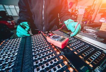 Charging the batteries of the elecric motor. Disassembling the battery of an electric vehicle engine