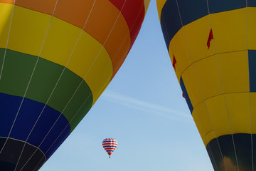 Obraz premium Blue sky and hot air balloon 青空と熱気球