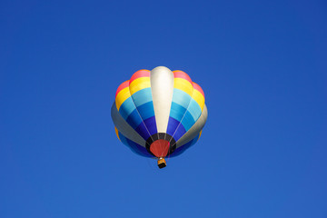 Blue sky and hot air balloon　青空と熱気球