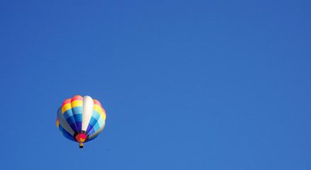 Blue sky and hot air balloon　青空と熱気球