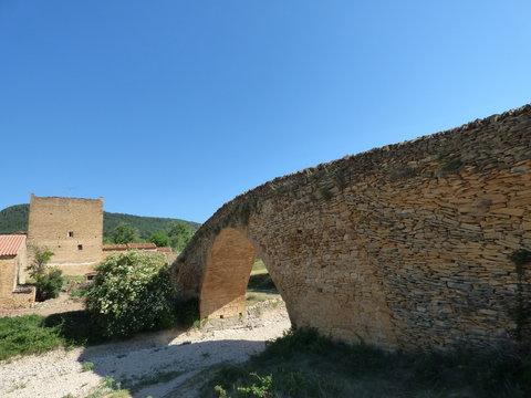 Puente en La Iglesuela del Cid. Pueblo de la provincia de Teruel ( Aragon, España)