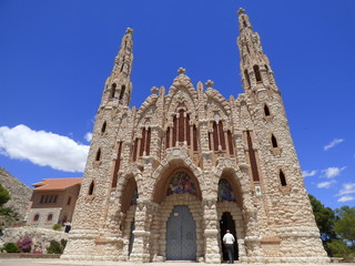 Fototapeta na wymiar Santuario de Santa María Magdalena en Novelda, Alicante (Comunidad Valenciana, España) Templo similar a Sagrada Familia de Barcelona