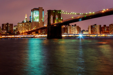 Naklejka premium Światła na Brooklyn Bridge w Nowym Jorku, USA