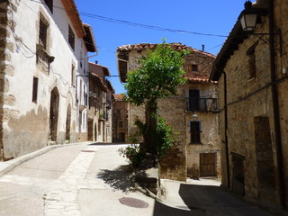 Fototapeta na wymiar Muralla de Puertomingalvo. Pueblo en Parque Cultural del Maestrazgo en la comarca de Gúdar-Javalambre, en la provincia de Teruel en Aragón, España