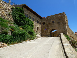 Fototapeta na wymiar Castillo de Puertomingalvo. Pueblo en Parque Cultural del Maestrazgo en la comarca de Gúdar-Javalambre, en la provincia de Teruel en Aragón, España