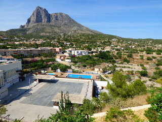 Finestrat, pueblo de la Comunidad Valenciana, España. Situado en la provincia de Alicante, en la comarca de la Marina Baja, forma una conurbación con Benidorm