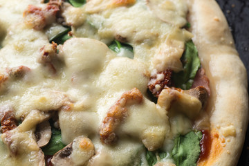 pizza with spinach and dried tomatoes