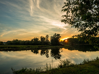 Fototapeta na wymiar sun rise at the lake