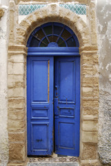 Fototapeta na wymiar Open blue shabby door