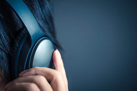 ヘッドフォンを付けた男性