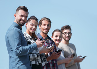 Obraz premium group of young people with modern smartphones.