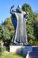 グルグリ・ニンスキ像