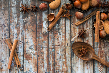 Weihnachtsgew&uuml;rze auf Holzuntergrund