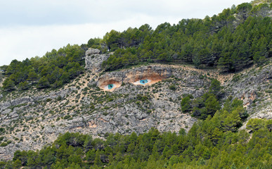 Fototapeta na wymiar Felswand mit Augen in Cuenca Spanien