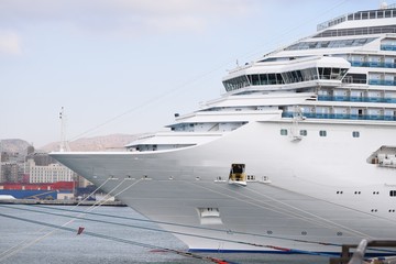 Weißes Kreuzfahrtschiff im Hafen vor Anker liegend