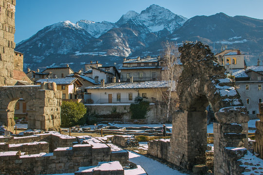 Anfiteatro romano nel centro storico di Aosta con la neve