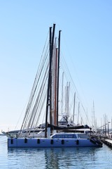 Segelboote und Katamarane aufgereiht im Hafen