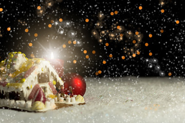 Knusperhaus mit Schneeflocken und Sternenhimmel