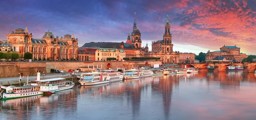 Dresden, Deutschland Altstadt Skyline an der Elbe. © TTstudio