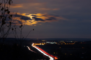 Mondaufgang &uuml;ber Autobahn und Talsperre I