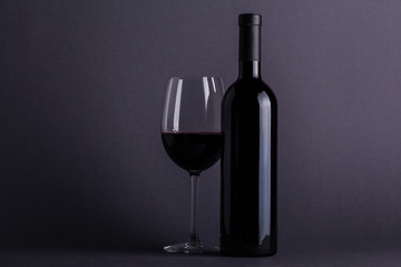 Verre et bouteille de vin rouge