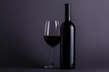 Papier Peint photo Lavable Vin Verre et bouteille de vin rouge