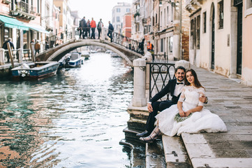 Fototapeta na wymiar beautiful wedding couple in Venice