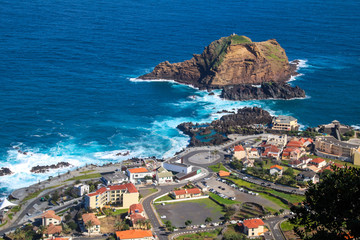 Porto Moniz, ein malerischer Ort mit der berühmten Naturbadeanlage auf der Insel Madeira