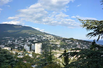 Obraz premium View of the city of Yalta from the cable car cabin