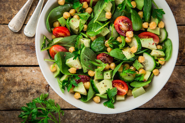 Avocado, tomato, chickpeas, spinach and cucumber salad