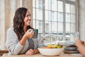 Kurvige Frau in Küche mit Tasse Kaffee