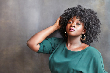 Afrikanische Frau mit Afro als Beauty Model