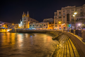 Fototapeta premium Church of Our Lady of Mount Carmel and Balluta Bay, Malta