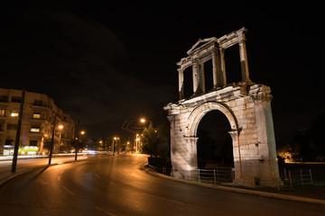 Fototapeta na wymiar Night view Arch of Hadrian that leads to the pillars of Zeus's archaeological site.