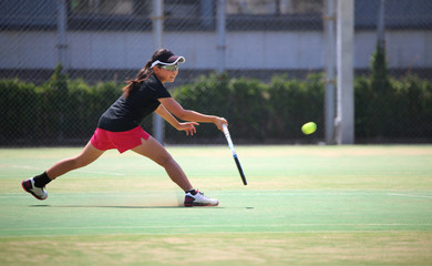 テニスをするジュニアプレイヤー