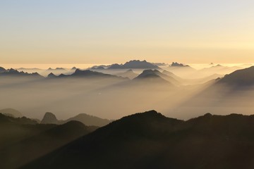 lever de soleil sur les Alpes suisse