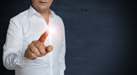 Leerer Konzept touchscreen wird von Mann bedient