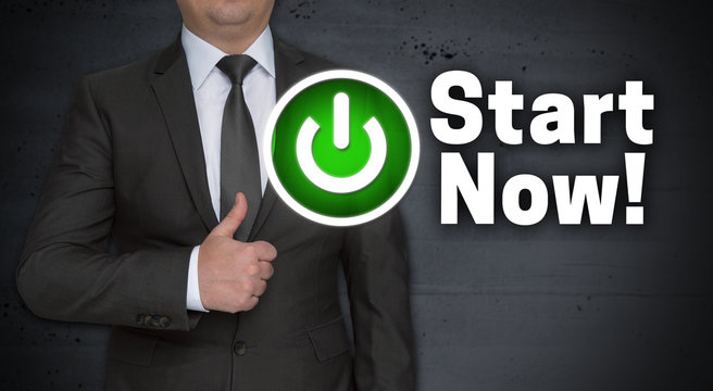 Start Now Konzept und Gesch&auml;ftsmann mit Daumen hoch