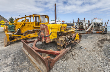 Bulldozer im ungew&ouml;hnlichen Fischerhafen Ngawi Harbour auf der Nordinsel von Neuseeland