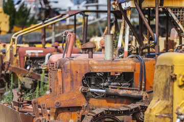 Bulldozer im ungewöhnlichen Fischerhafen Ngawi Harbour auf der Nordinsel von Neuseeland