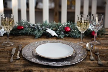 Tavolo apparecchiato per feste natalizie. Festività e cibo