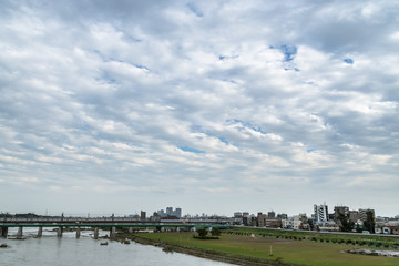 Obraz premium 秋の多摩川 雲の多い空