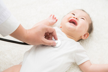 赤ちゃんと医者（笑顔）
