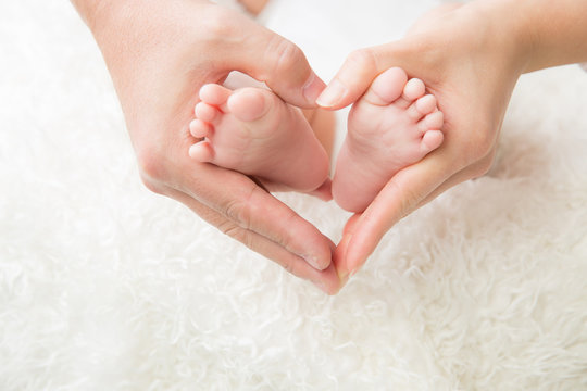 夫婦の手と赤ちゃんの足
