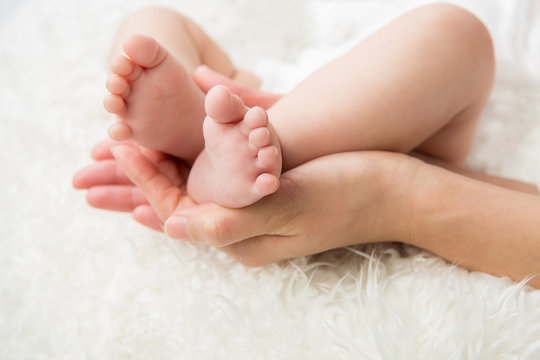 赤ちゃんの足と母親の手

