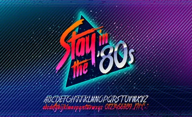 80er, bleib in den 80ern. Banner mit Retro-Alphabet-Schriftart. Alphabet-Vektor Poster im alten Stil. Disco im Retro-Stil. 80er-Disco-Party 1980, 80er-Mode, 80er-Hintergrund, 80er-Neon-Stil, Vintage-Tanznacht. © brainpencil