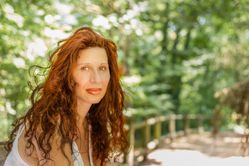 Naklejka premium classy woman in garden